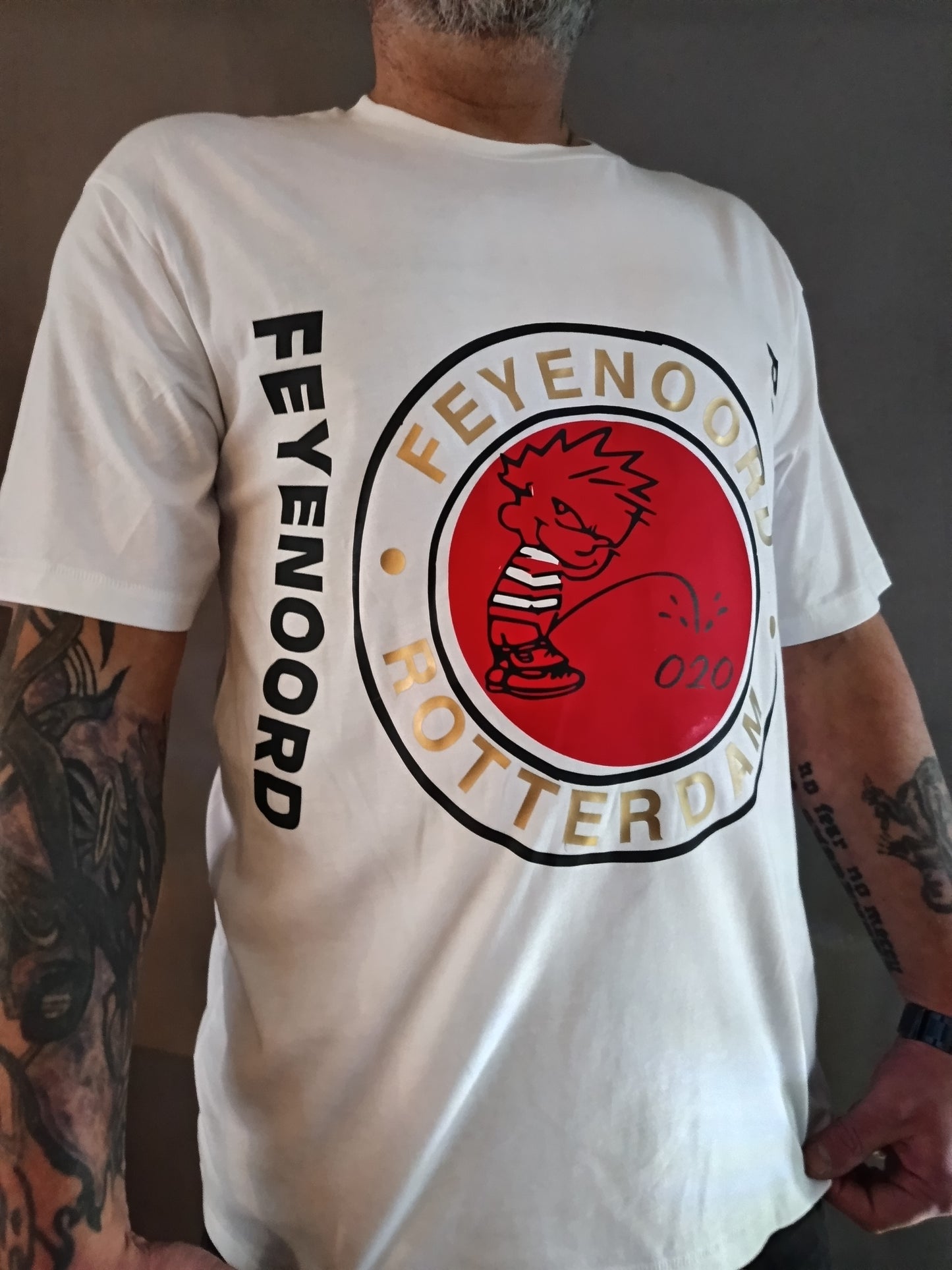 feyenoord tshirt met pissend mannetje in het rood/wit op 020