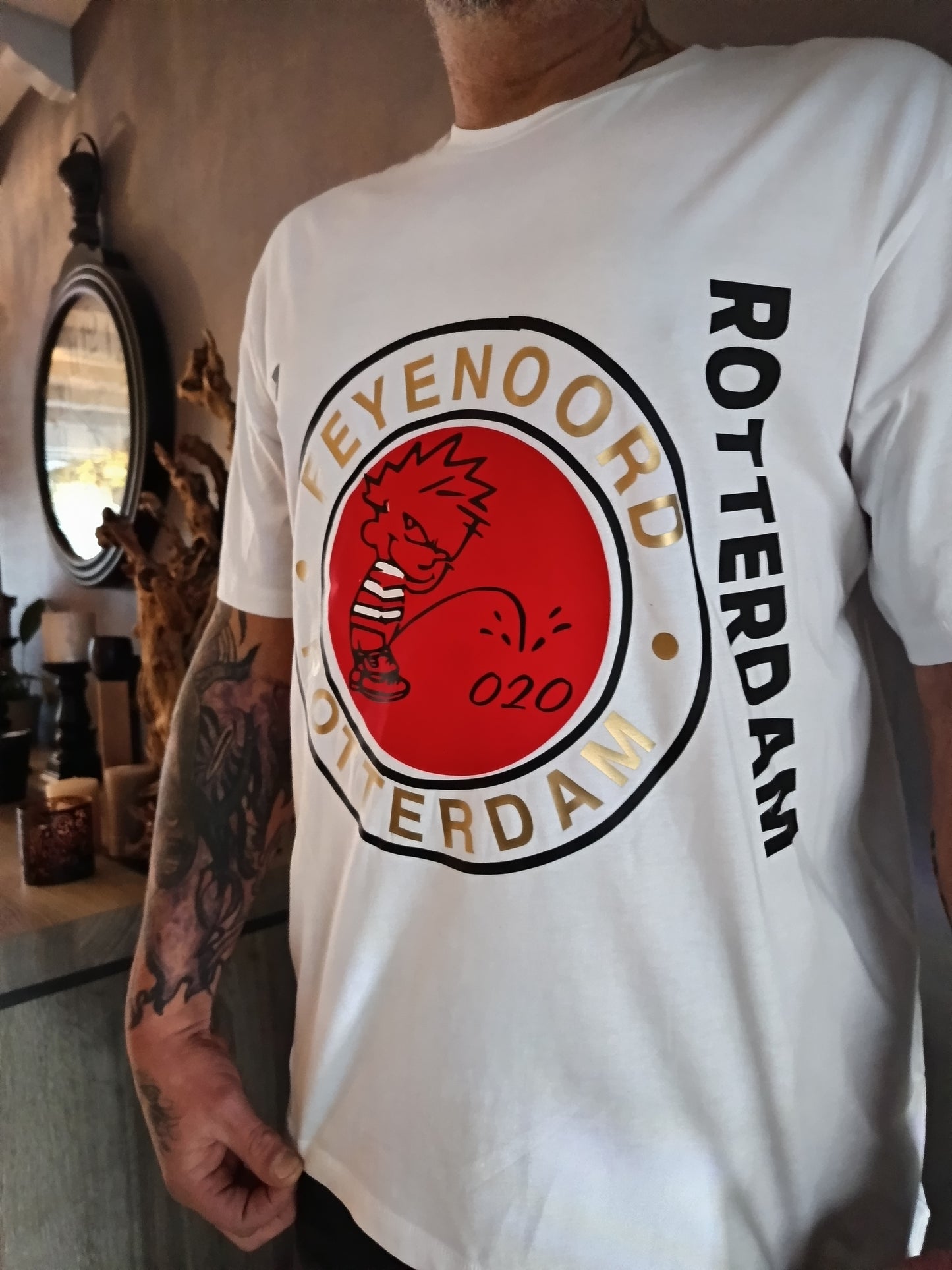 feyenoord tshirt met pissend mannetje in het rood/wit op 020