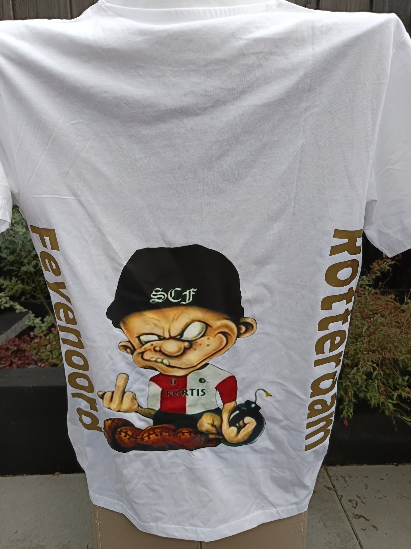 Wit tshirt met hooligan.