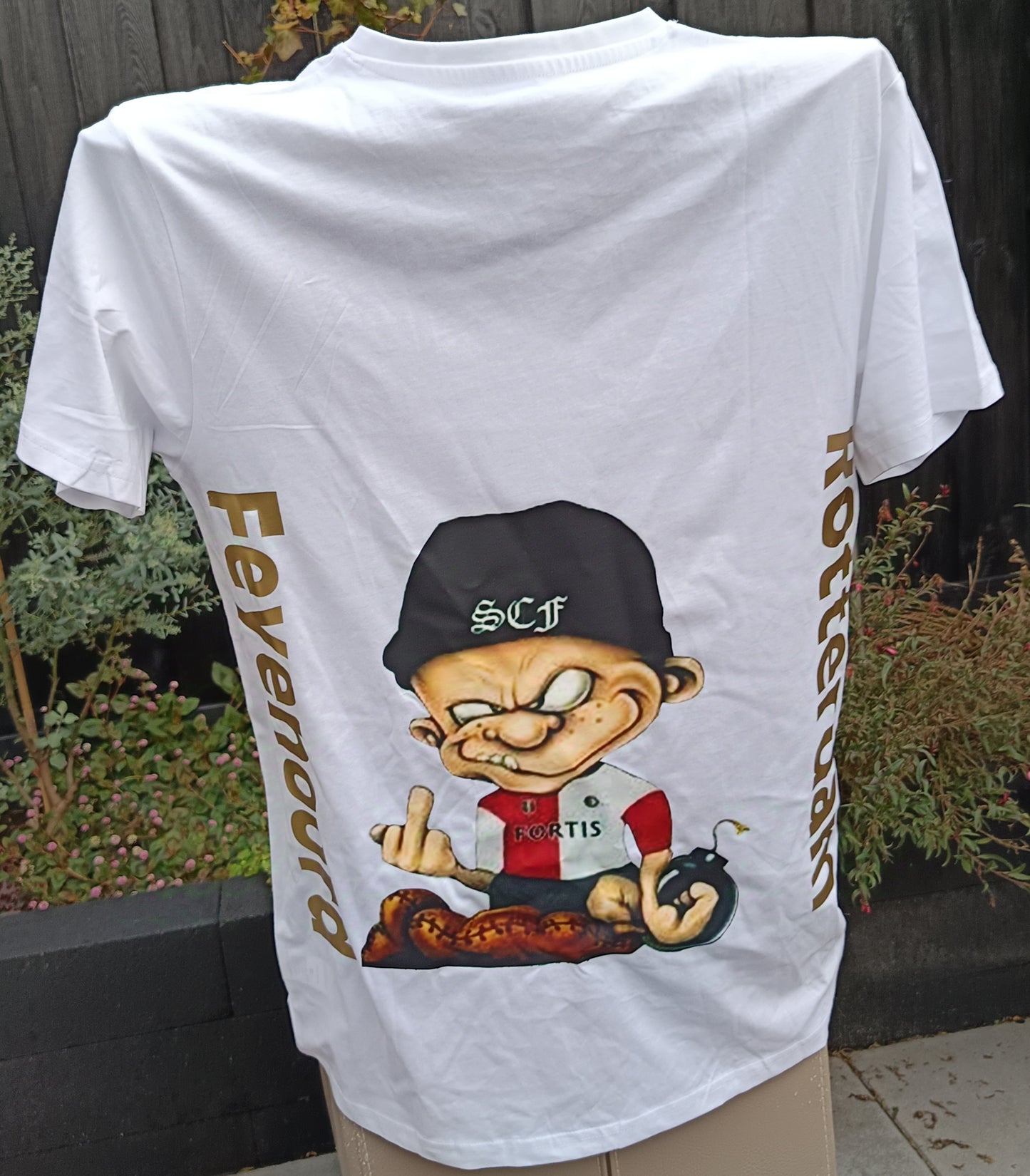 Wit tshirt met hooligan.