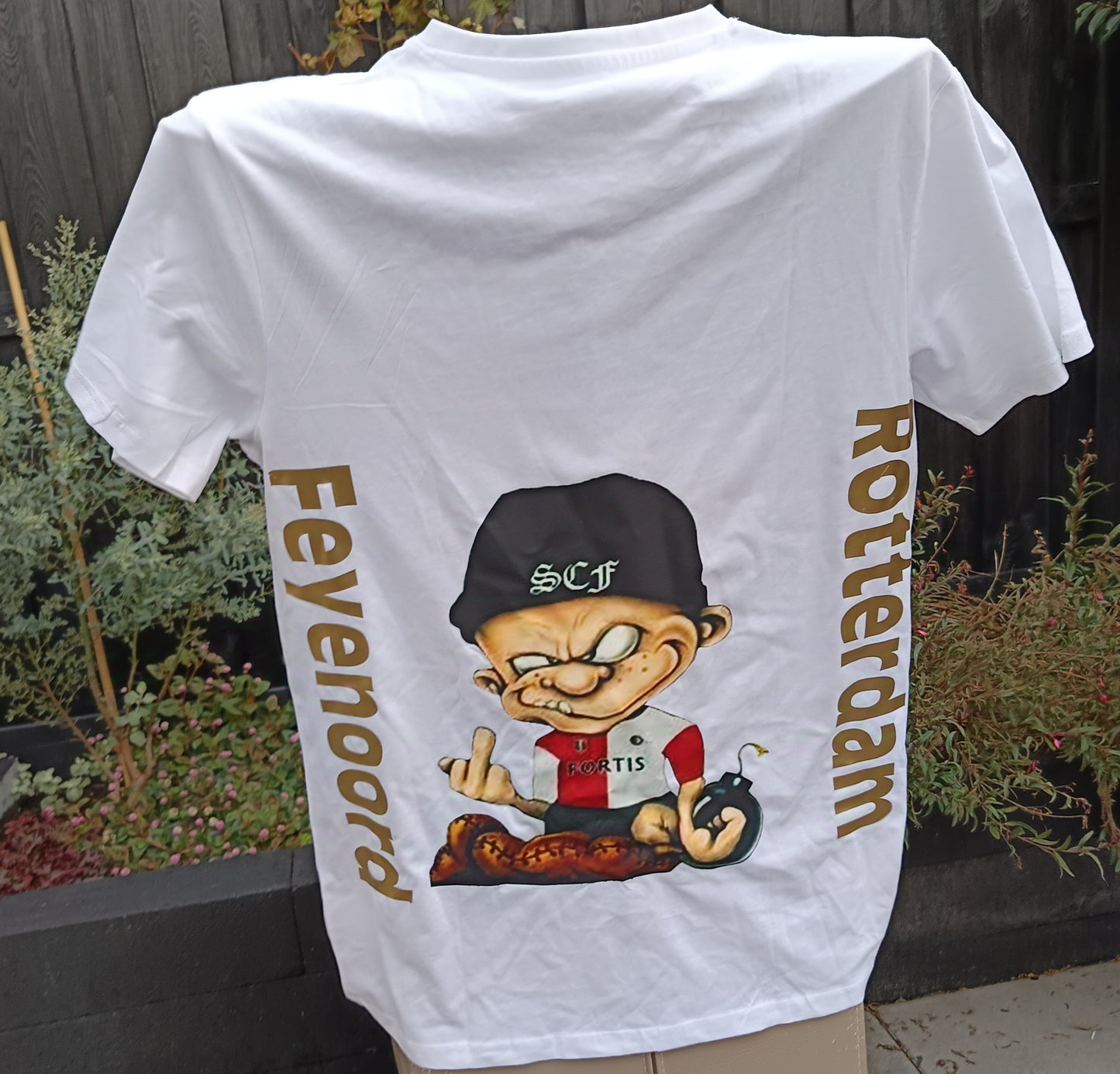 Wit tshirt met hooligan.