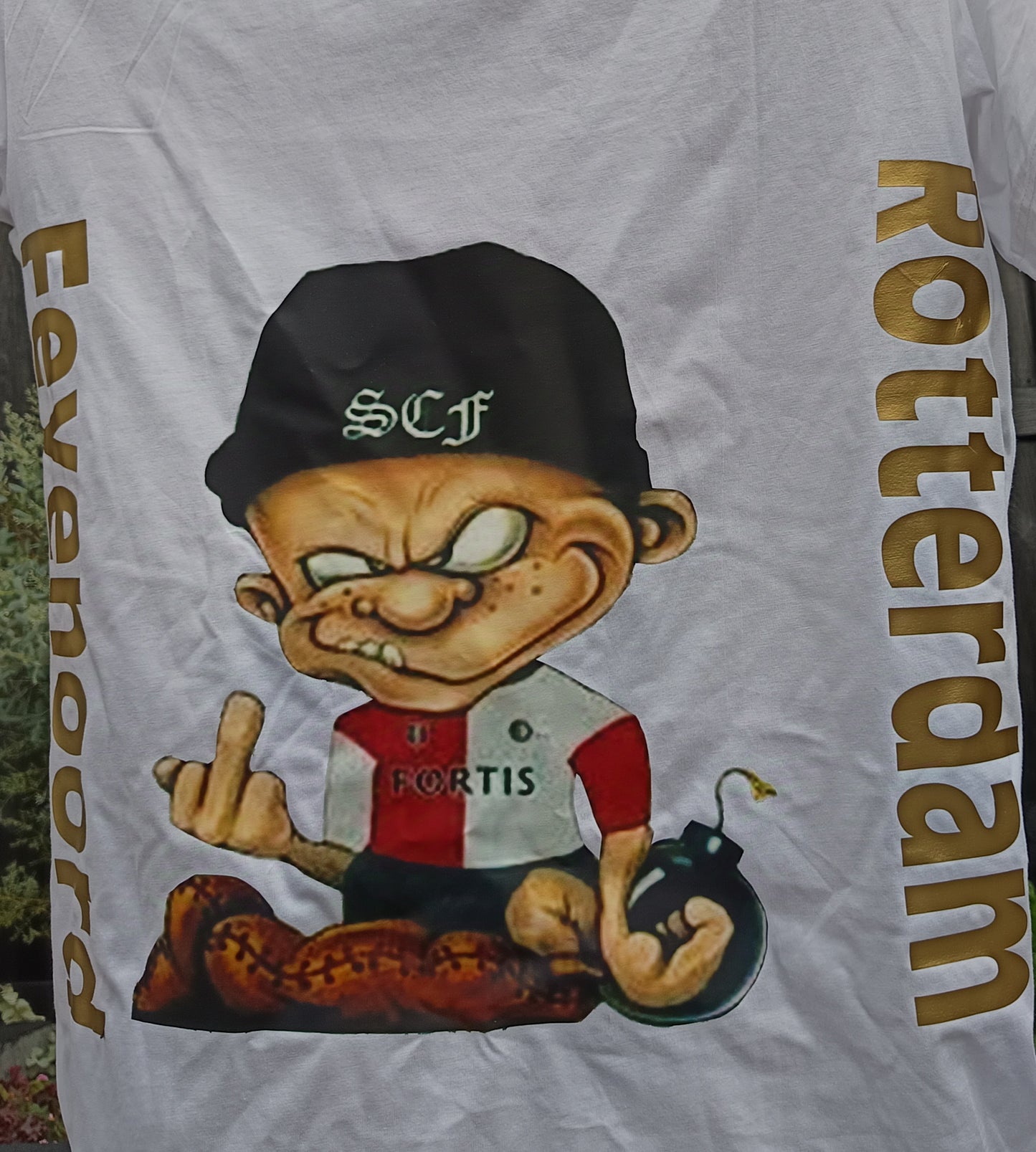 Wit tshirt met hooligan.