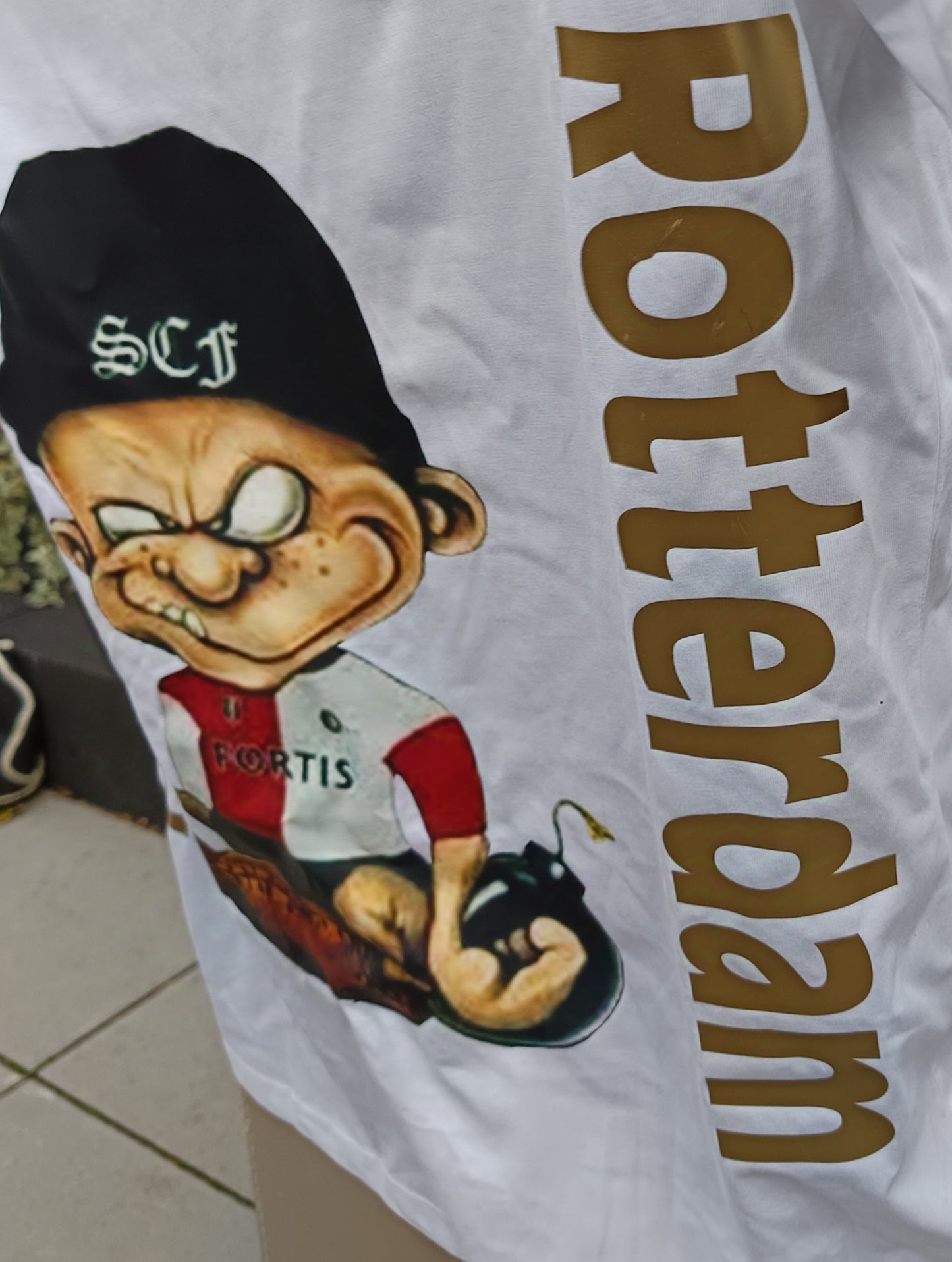 Wit tshirt met hooligan.